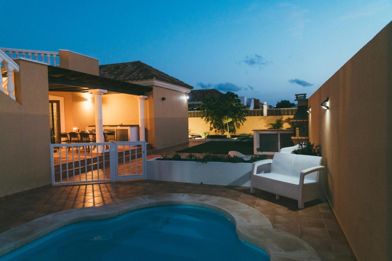 Moderne Villa Met Verwarmd Zwembad In คอร์ราเลโฮ ภายนอก รูปภาพ