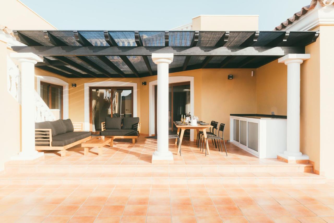 Moderne Villa Met Verwarmd Zwembad In คอร์ราเลโฮ ภายนอก รูปภาพ
